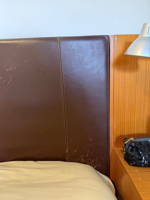 Cama de Casal com Cabeceira em Couro e Mesas Suspensas Embutidas (colchão incluso)