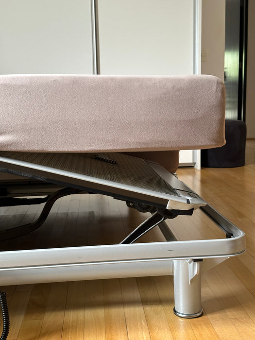 Cama King Size "Royal" com 2 Motores, Colchão "Maestro" e Mesas Laterais – Auping para Collectania