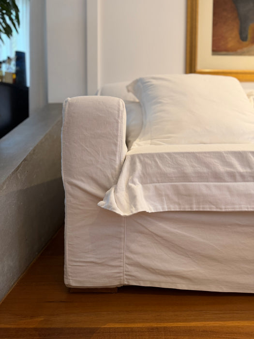 Sofá com Chaise e Pufe com Capa
