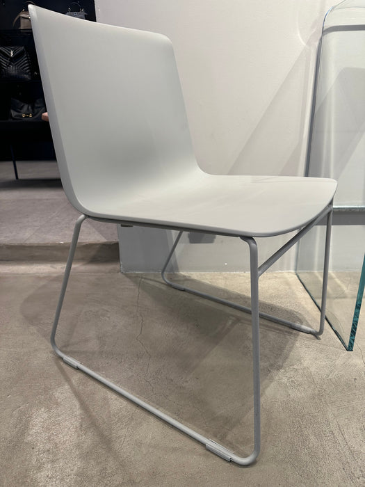 Trio de Cadeiras Empilháveis “Pronta” – Herman Miller