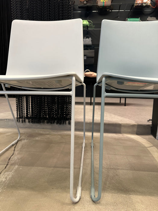 Trio de Cadeiras Empilháveis “Pronta” – Herman Miller