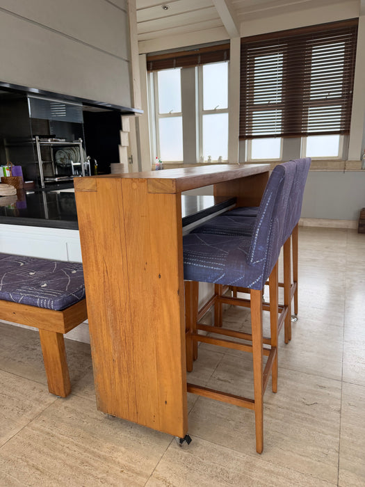 Balcão de Madeira com Rodízios e 3 Banquetas