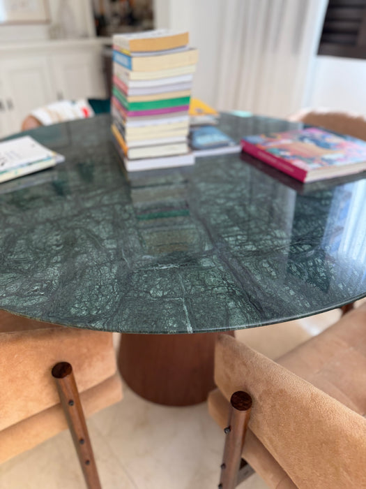 Mesa de Jantar Cone com Tampo em Mármore Guatemala