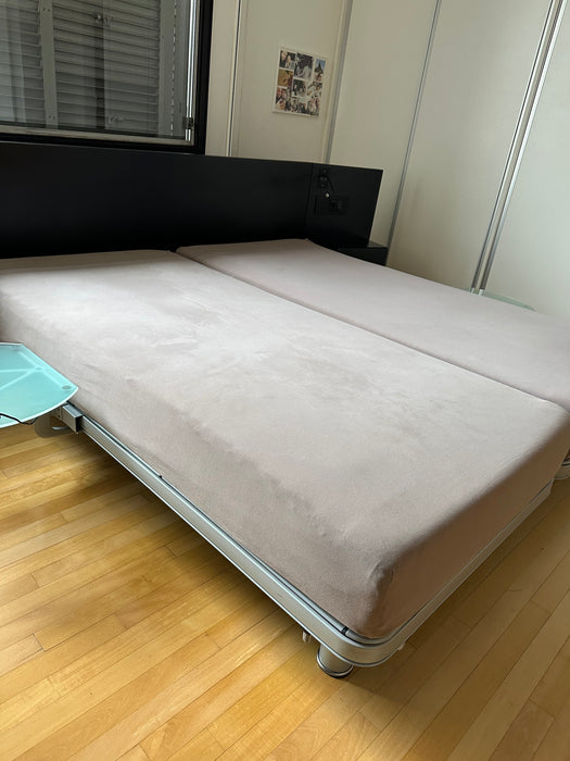 Cama King Size "Royal" com 2 Motores, Colchão "Maestro" e Mesas Laterais – Auping para Collectania