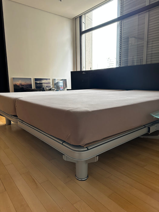Cama King Size "Royal" com 2 Motores, Colchão "Maestro" e Mesas Laterais – Auping para Collectania
