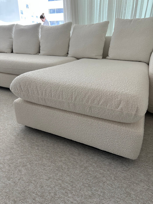 Sofá “Ópera” com Chaise e Pufe em Tecido Bouclé – Fábrica Mais Sofá