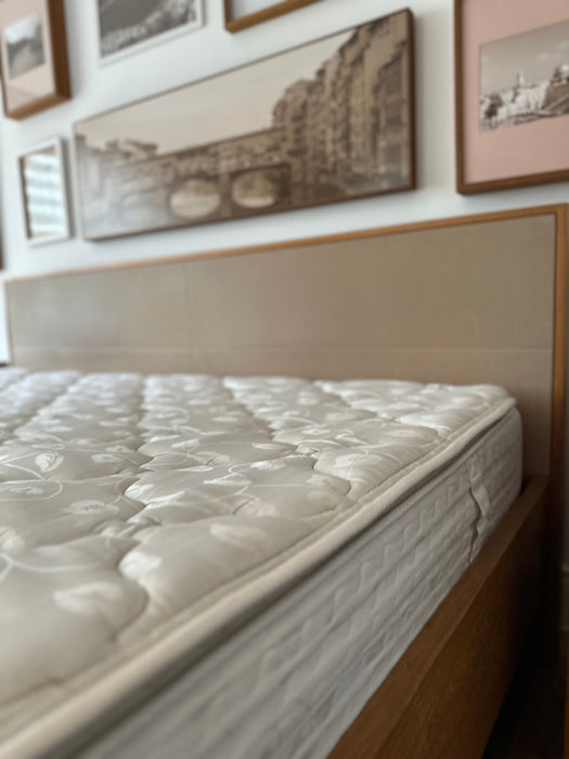 Cama King Size "Dado" com Acabamento em Couro (colchão incluso) - Casa Pronta