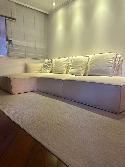 Sofá "Pillow" com Chaise – Estúdio Bola