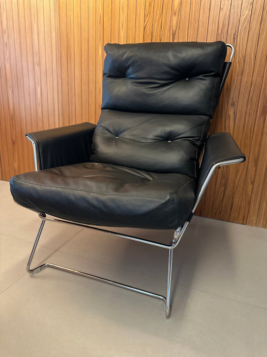 Poltrona "Vira Vira" em Couro – Pedro Useche