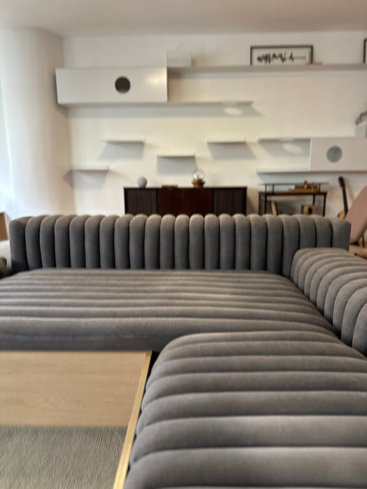 Sofá "Gomos" (com acabamento adicional em madeira na parte inferior) – Líder Interiores