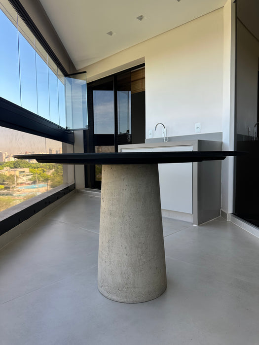 Mesa de Jantar com Base em Concreto e Tampo em Pedra  – ,Ovo