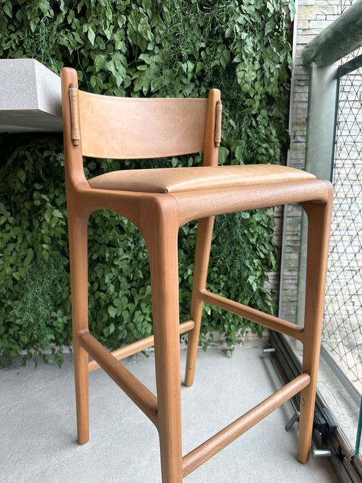 Trio de Banquetas "Helga" em Couro - Estúdio Bola