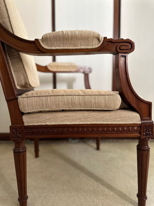 Par de Cadeiras Clássicas em Madeira Entalhada