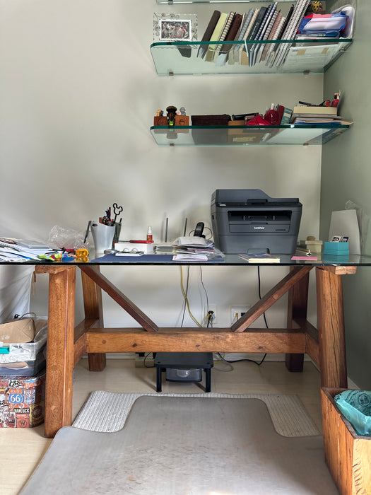 Mesa de Escritório com Tampo de Vidro e Pés em Madeira Maciça