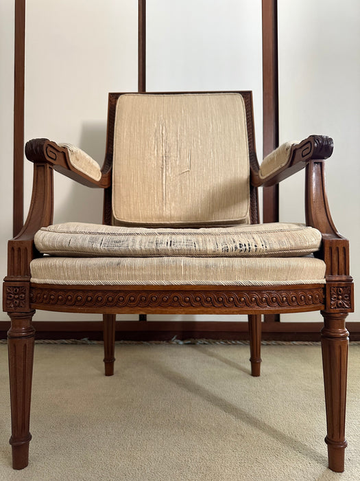 Par de Cadeiras Clássicas em Madeira Entalhada