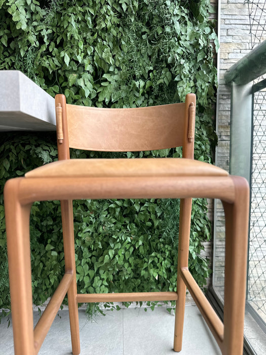 Trio de Banquetas "Helga" em Couro - Estúdio Bola