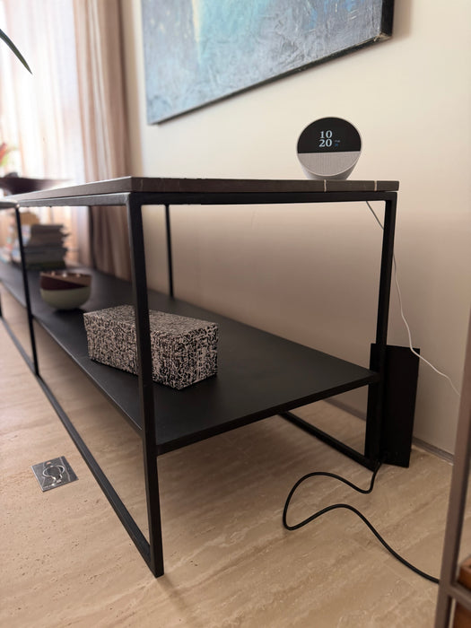 Aparador “Calder” com Base em Ferro e Tampo em Mármore Grigio
