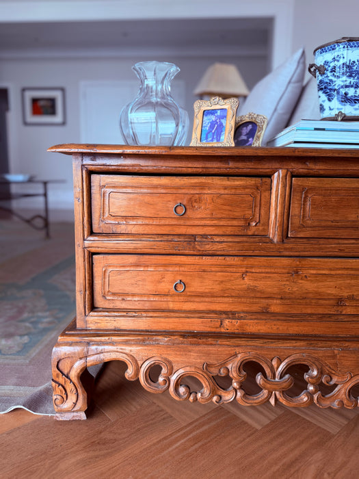 Mesa com Gavetas e Detalhes em Madeira Entalhada