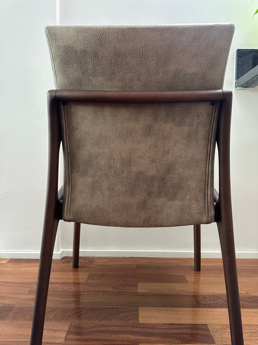 Conjunto de 8 Cadeiras “Dinna” com Braços – Jader Almeida