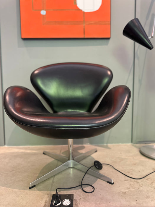Poltrona “Swan” em Couro – Arne Jacobsen para Micasa