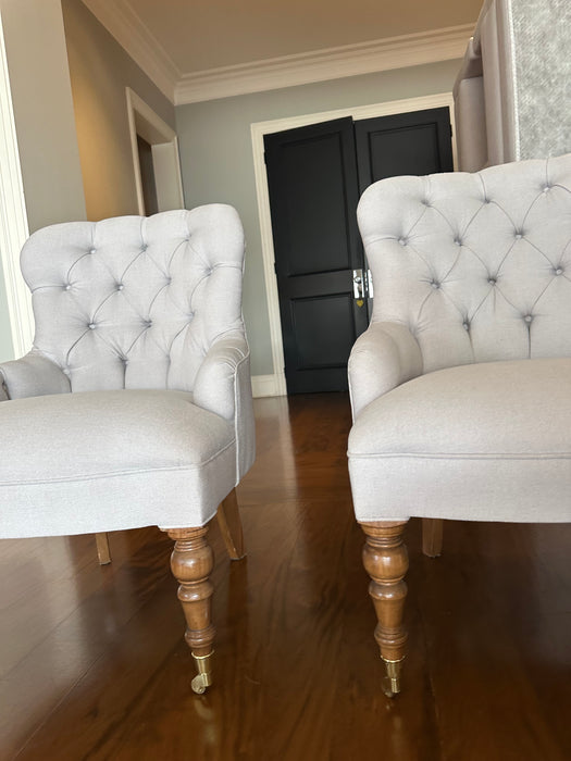 Par de Poltronas Clássicas em Capitonê com Rodízios