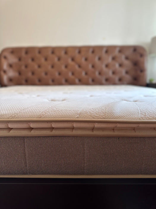 Cama King Size "Nouveau" com Cabeceira Capitonê em Couro (colchão incluso) – Artefacto