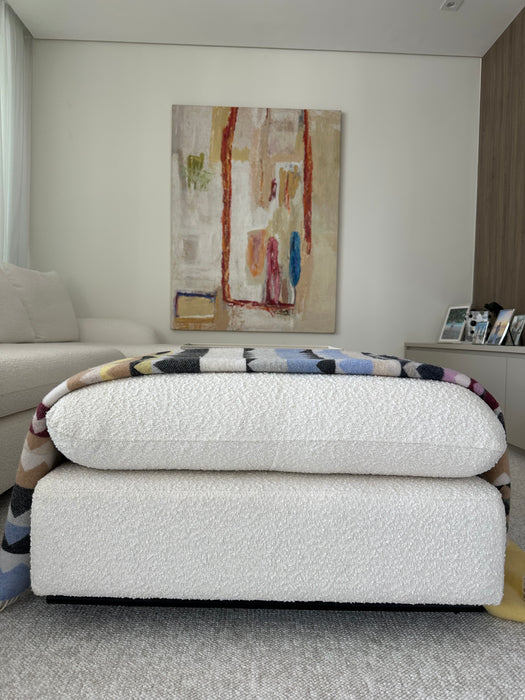 Sofá “Ópera” com Chaise e Pufe em Tecido Bouclé – Fábrica Mais Sofá