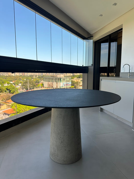 Mesa de Jantar com Base em Concreto e Tampo em Pedra  – ,Ovo