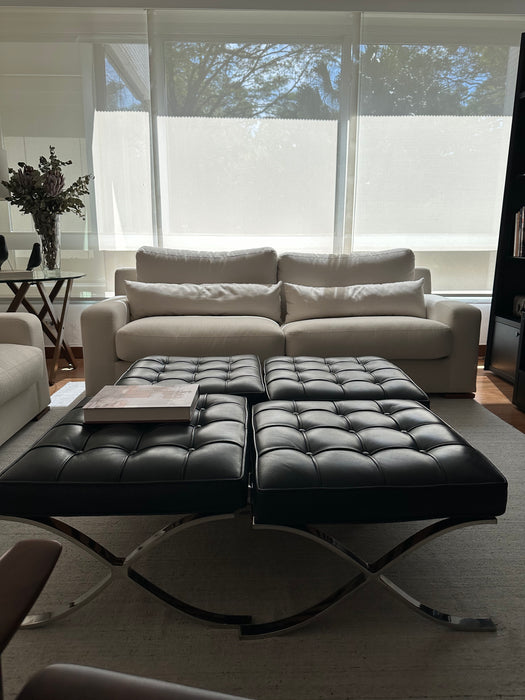 Par de Banquetas "Barcelona" em Couro Preto  – Mies van der Rohe para Forma