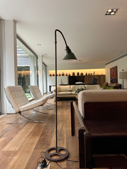 Poltrona “Barcelona” em – Ludwig Mies van der Rohe para Montenapoleone