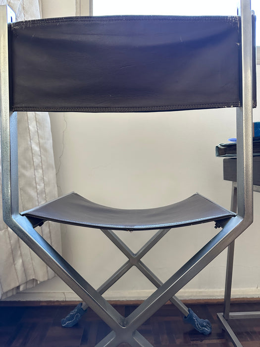 Mesa Gamão com Tampo de Vidro e 4 Cadeiras Diretor em Couro