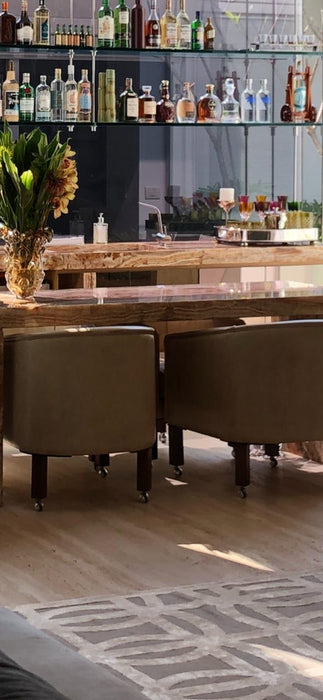 Conjunto de 4 Poltronas em Couro com Rodízios