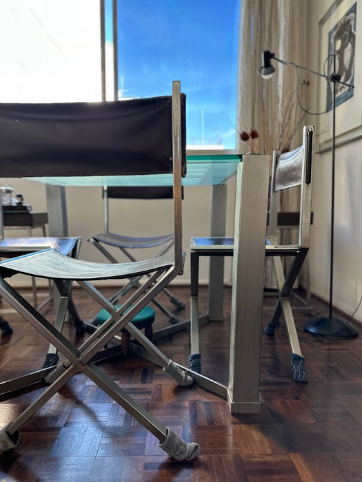 Mesa Gamão com Tampo de Vidro e 4 Cadeiras Diretor em Couro