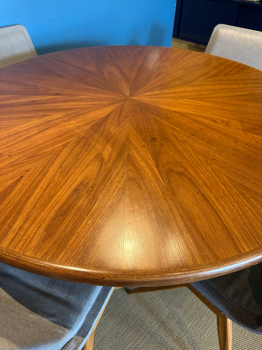 Mesa de Jantar Redonda "Cone" – Alfio Lisi para Dpot