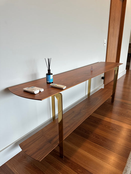 Aparador em Madeira com Pés Dourados