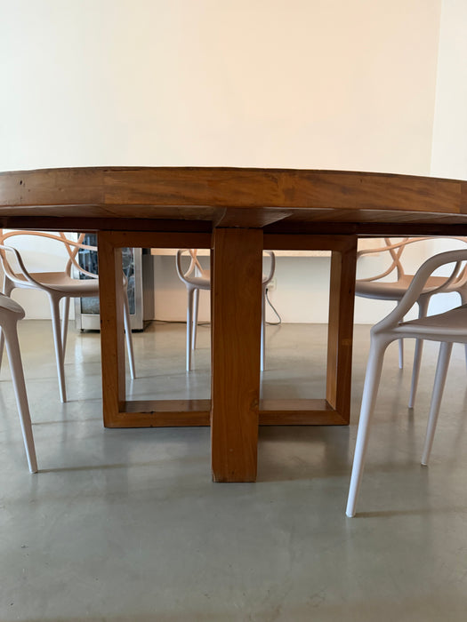 Mesa Redonda em Madeira Maciça