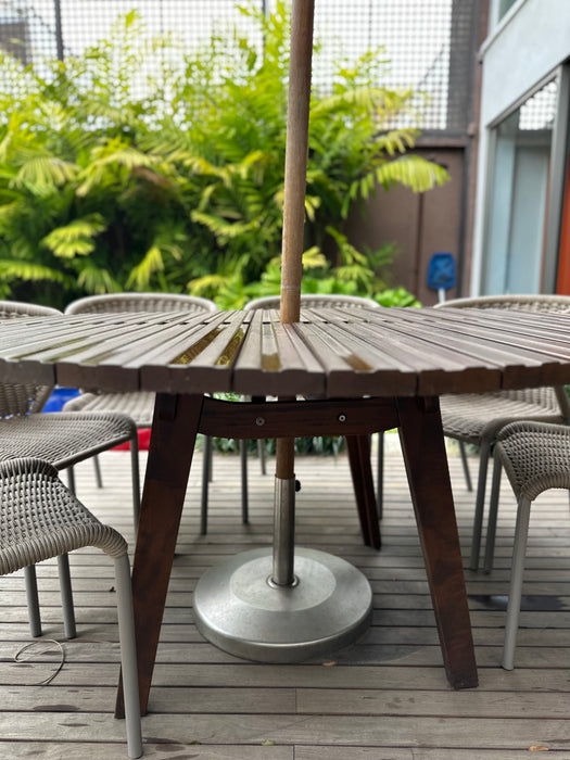 Conjunto Outdoor com Mesa de Jantar "Ayty" 8 Cadeiras "Andro" e Ombrelone - Saccaro