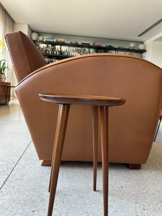 Poltrona em Couro com Detalhes em Tachas