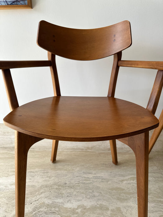 Conjunto com 8 Cadeiras (2 com braços) – Estúdio Bola