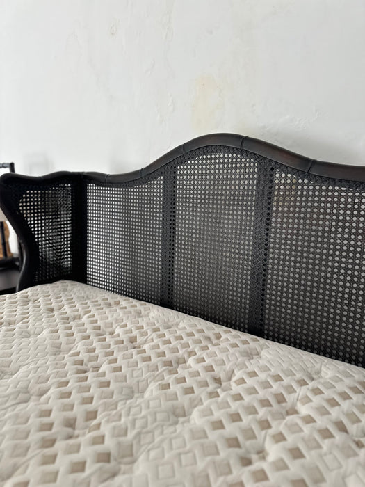 Cama Queen de Palhinha (colchão não Incluso) – Artefacto