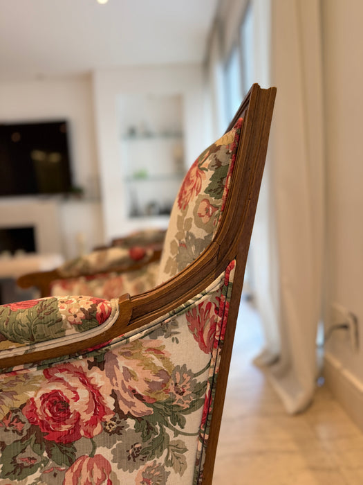 Par de Poltronas Clássicas em Tecido Floral