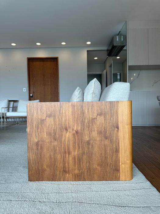 Sofá "Friso" em Madeira – Líder Interiores