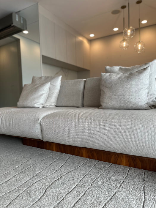 Sofá "Friso" em Madeira – Líder Interiores