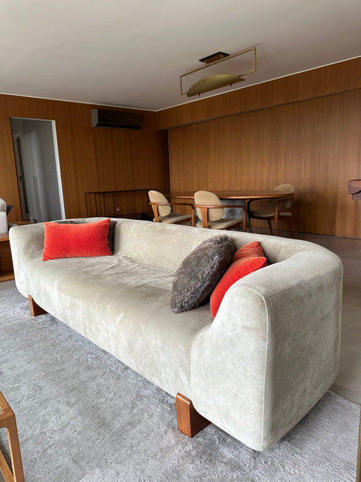 Sofá "Henge" em Camurça - Arthur Casas