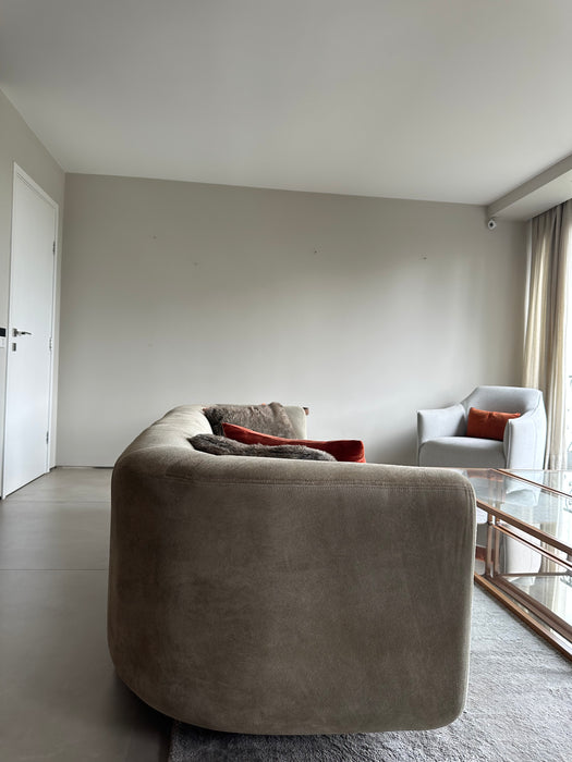 Sofá "Henge" em Camurça - Arthur Casas