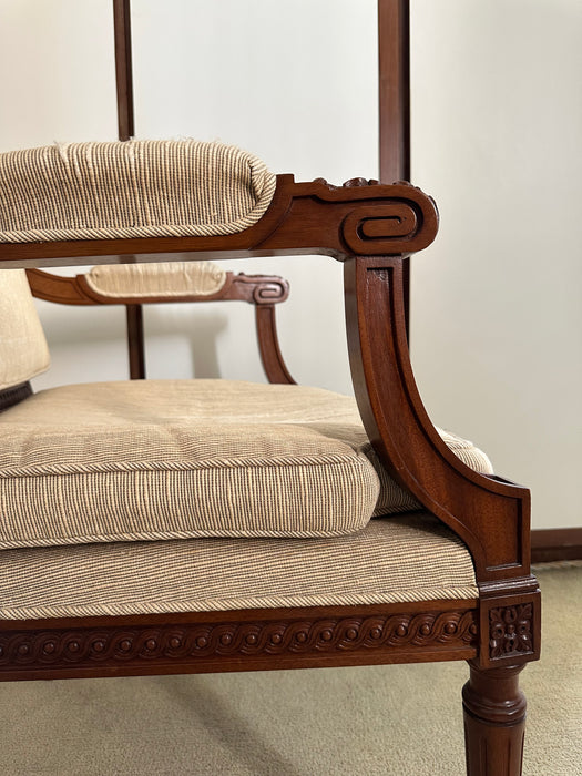 Par de Cadeiras Clássicas em Madeira Entalhada