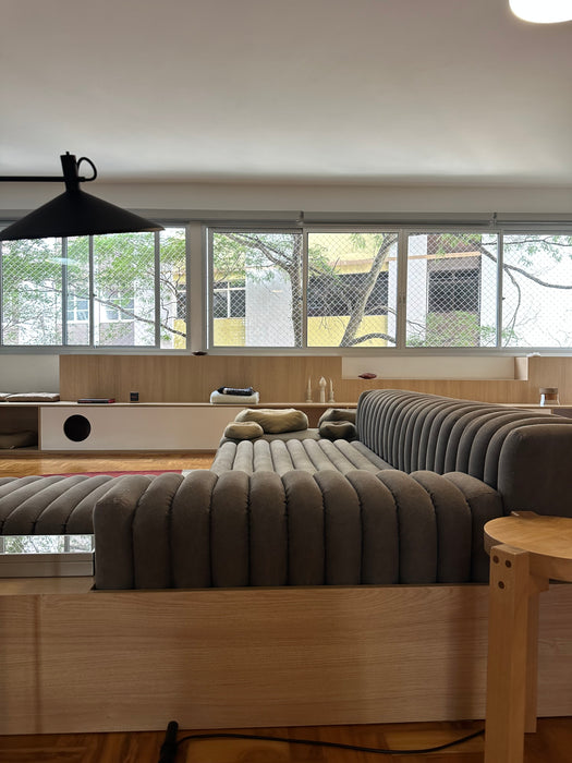 Sofá "Gomos" (com acabamento adicional em madeira na parte inferior) – Líder Interiores