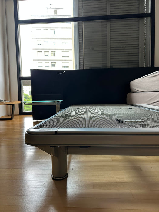 Cama King Size "Royal" com 2 Motores, Colchão "Maestro" e Mesas Laterais – Auping para Collectania