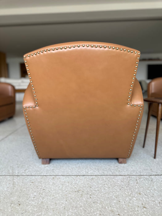 Poltrona em Couro com Detalhes em Tachas