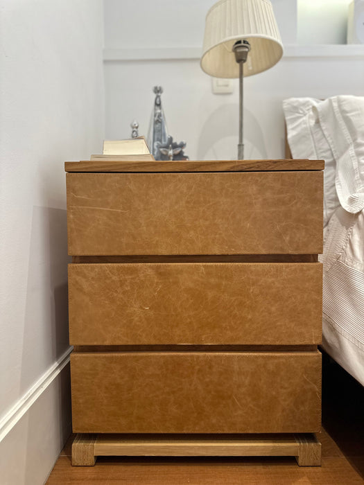 Par de Mesas de Cabeceira “Paris” em Freijó com Gavetas em Couro – Casa Pronta